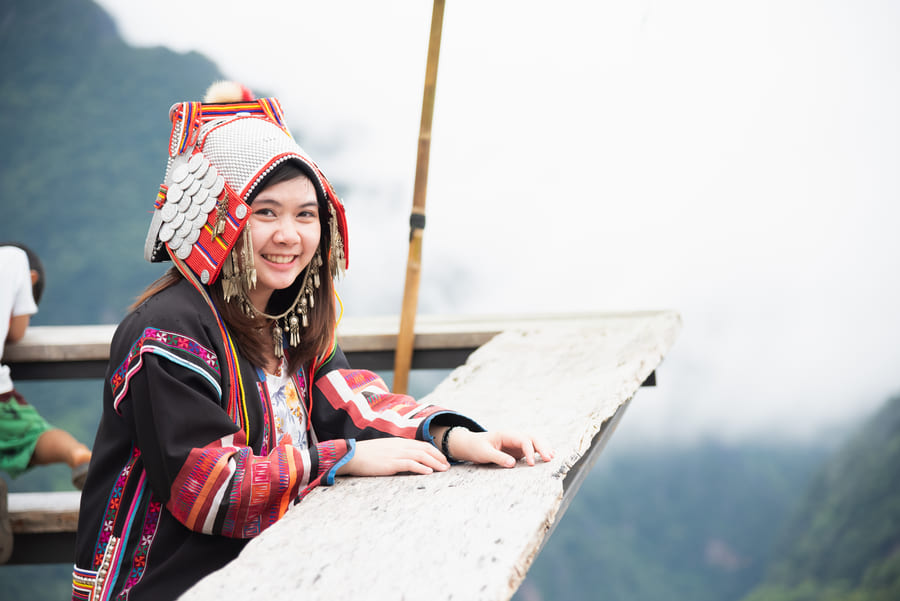 Una mujer sonriendo mientras disfruta las vistas de su viaje a china