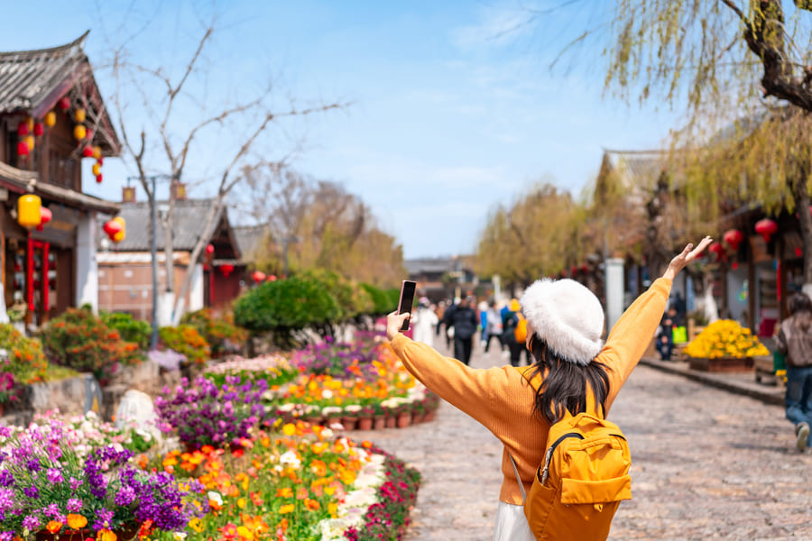 Una viajera disfrutando de una actividad al aire libre en su viaje a china