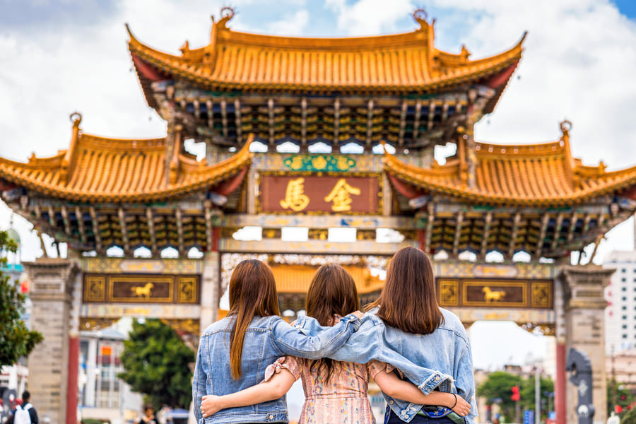 Una familia de vaciones en china observando un templo
