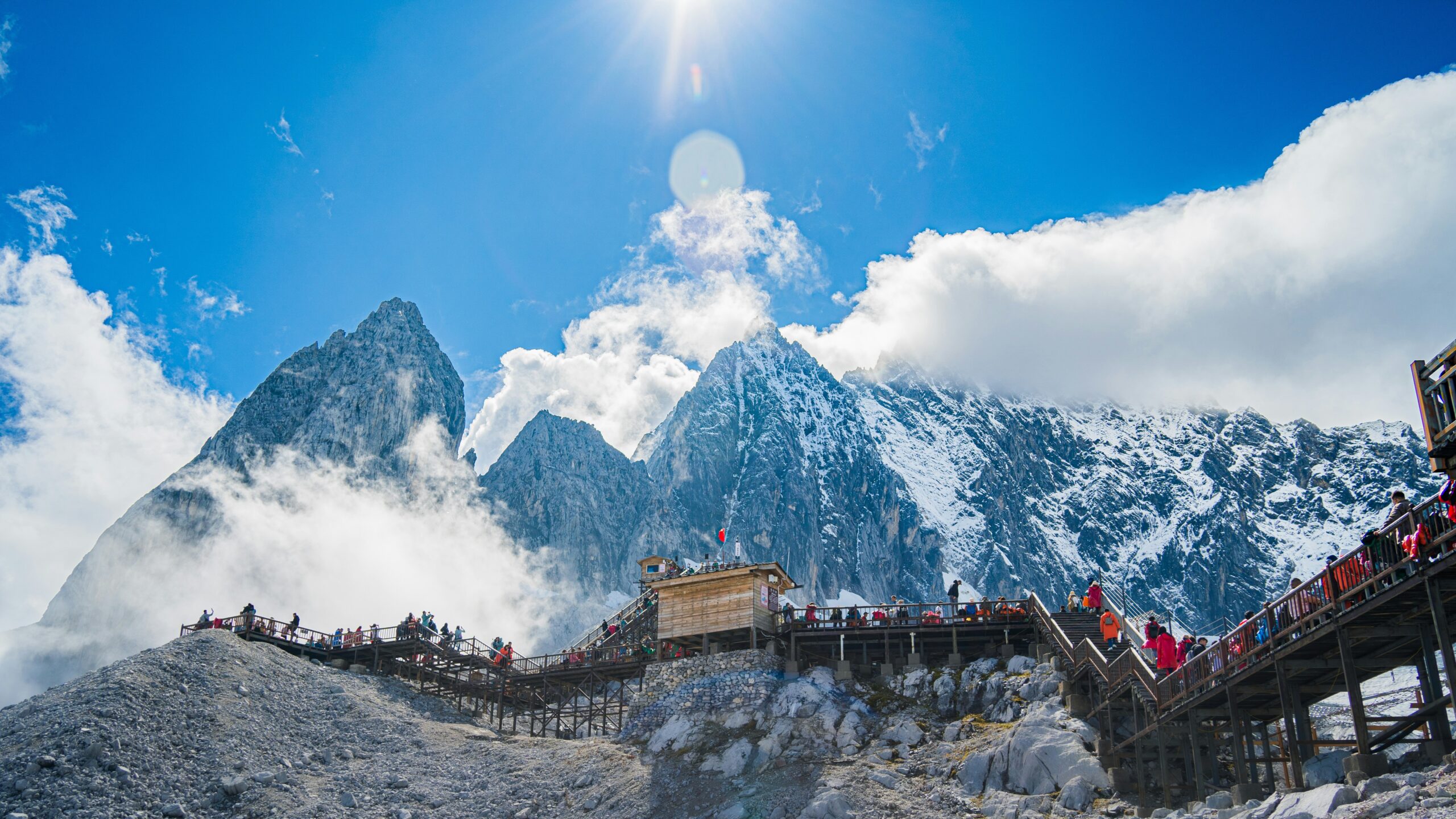 Un paisaje con montañas nevadas en la región de Yunnan china