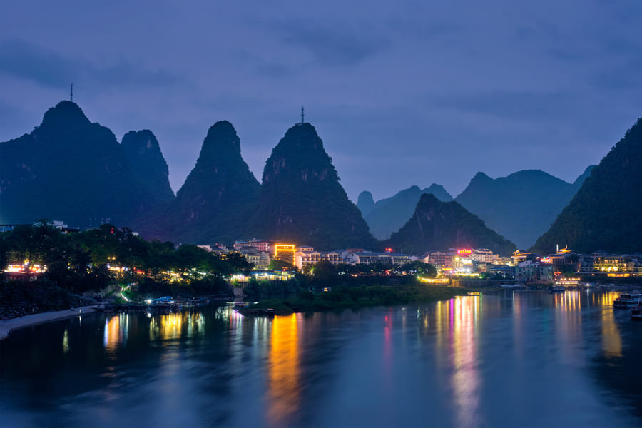 El pueblo de Yangshuo con sus paisajes kársticos de noche