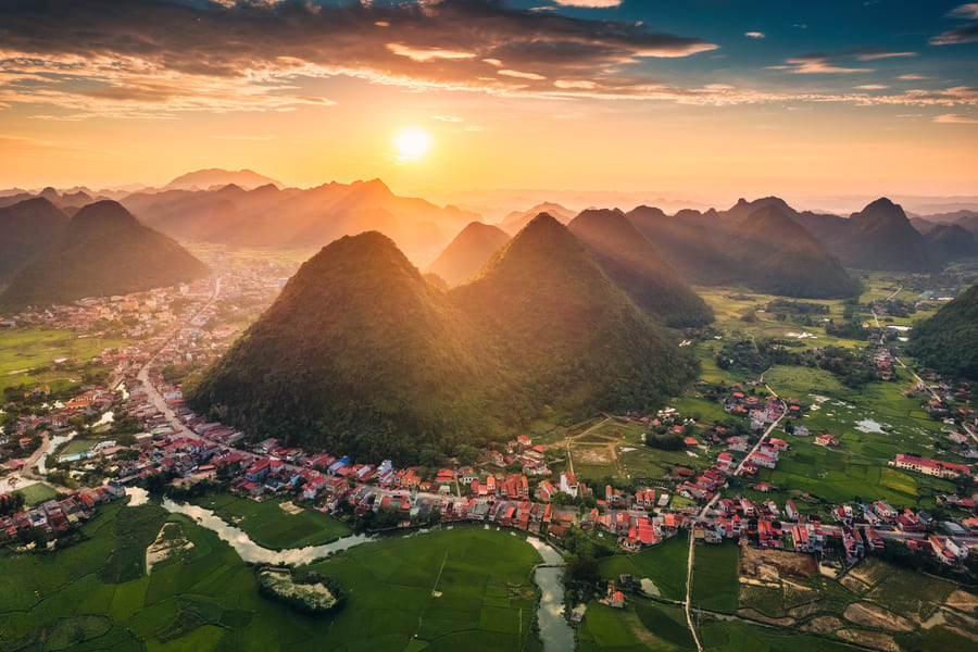 Un hermoso atardecer el el pueblo de Yangshuo