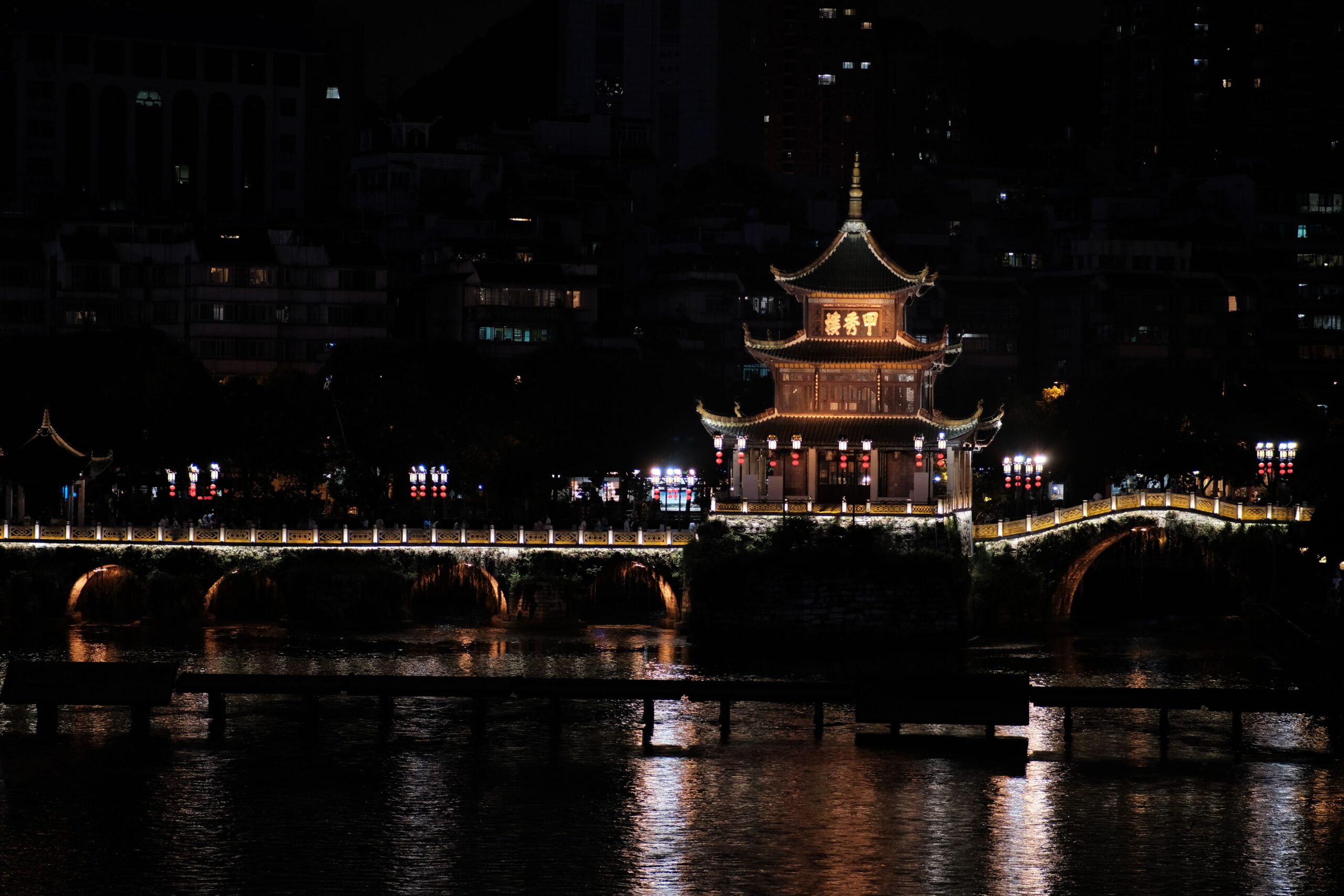Vista nocturna de Guiyang, desde el lago